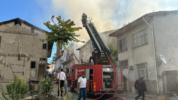 Tokat'ta 2 katlı ahşap evde çıkan yangın söndürüldü