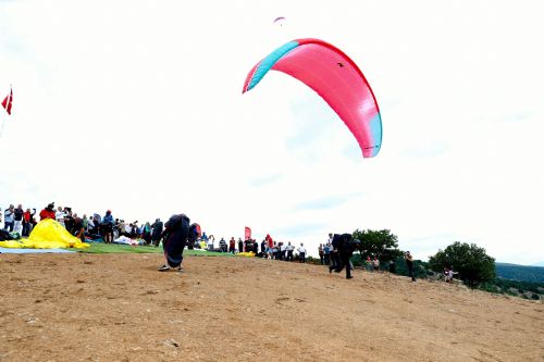 Tokat'ta yamaç paraşütü yarışması başladı